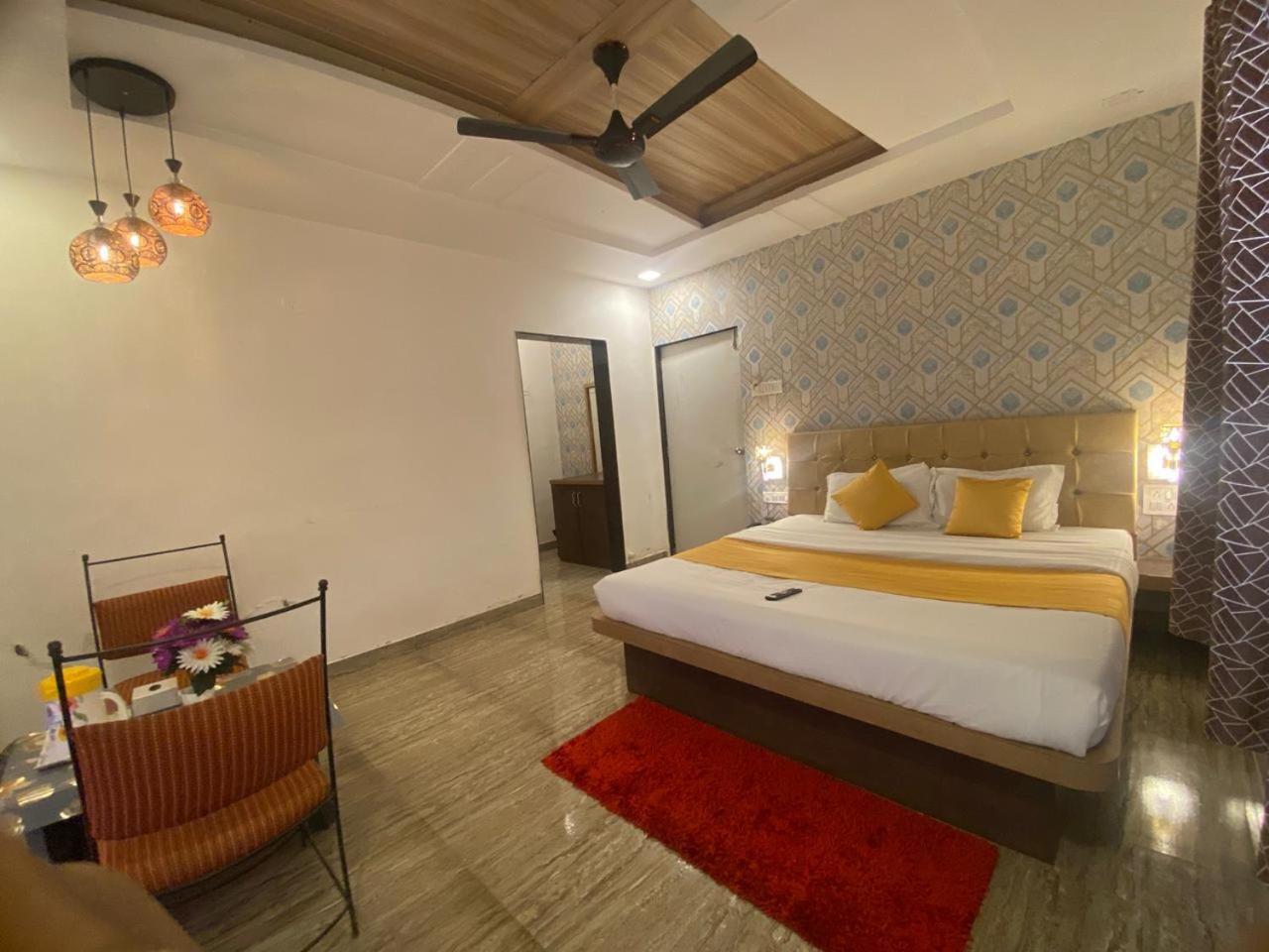 Hotel Golden Galaxy And Restaurant 马哈巴莱斯赫瓦尔 外观 照片