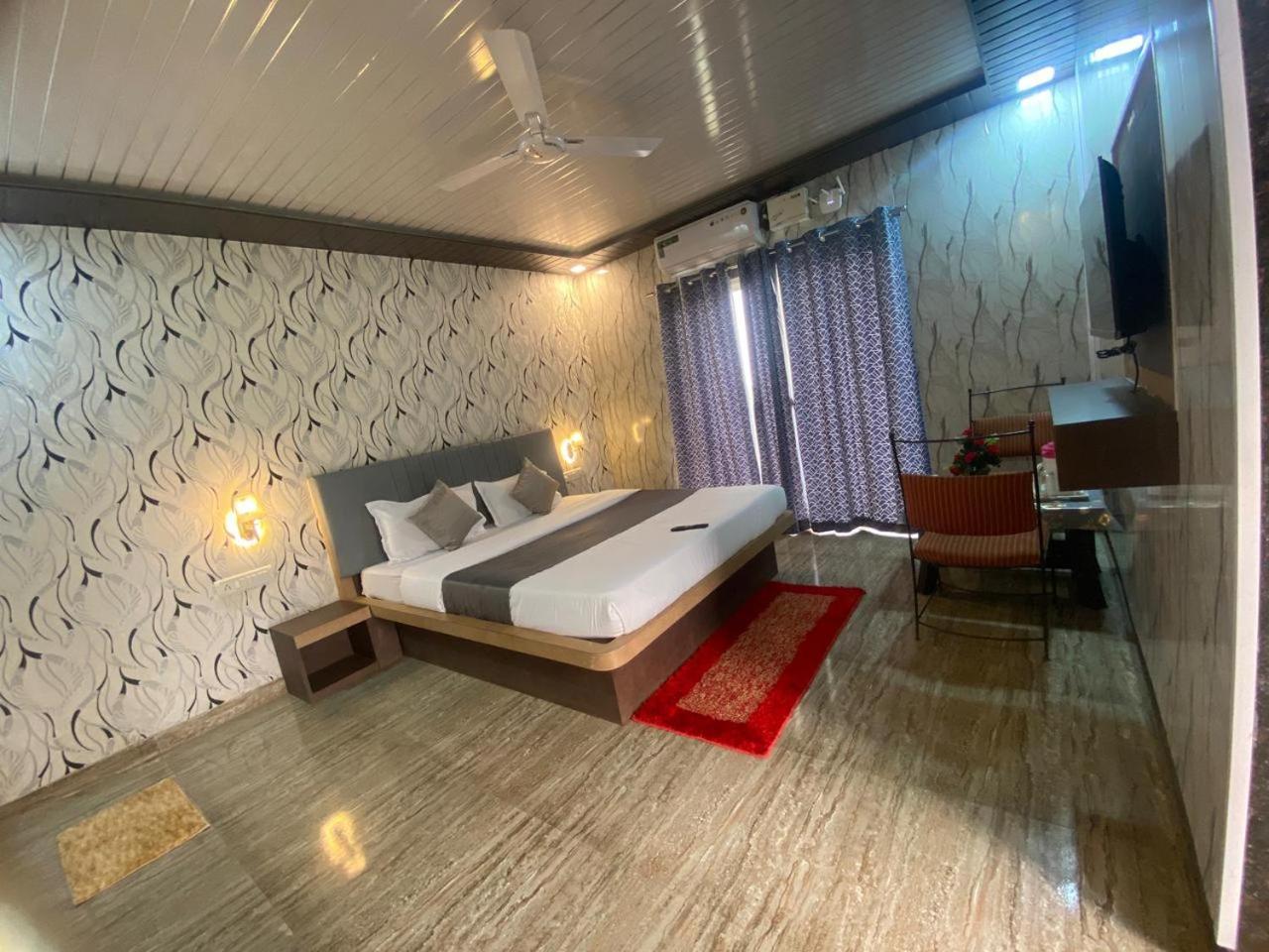 Hotel Golden Galaxy And Restaurant 马哈巴莱斯赫瓦尔 外观 照片