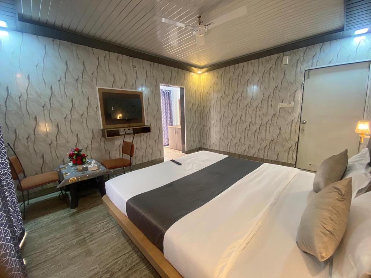 Hotel Golden Galaxy And Restaurant 马哈巴莱斯赫瓦尔 外观 照片