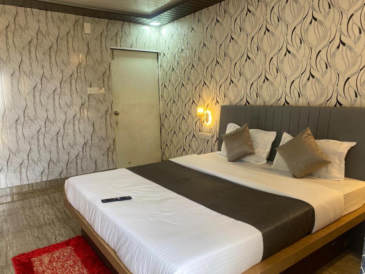 Hotel Golden Galaxy And Restaurant 马哈巴莱斯赫瓦尔 外观 照片