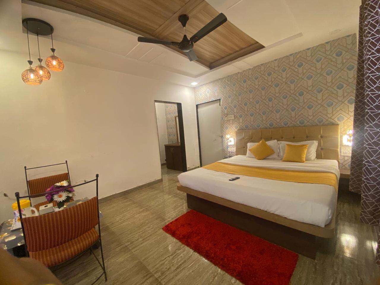 Hotel Golden Galaxy And Restaurant 马哈巴莱斯赫瓦尔 外观 照片