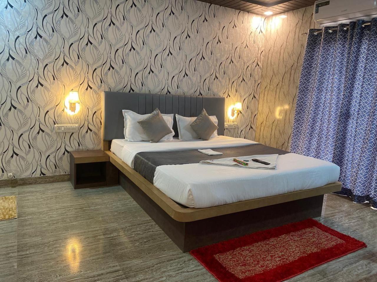 Hotel Golden Galaxy And Restaurant 马哈巴莱斯赫瓦尔 外观 照片