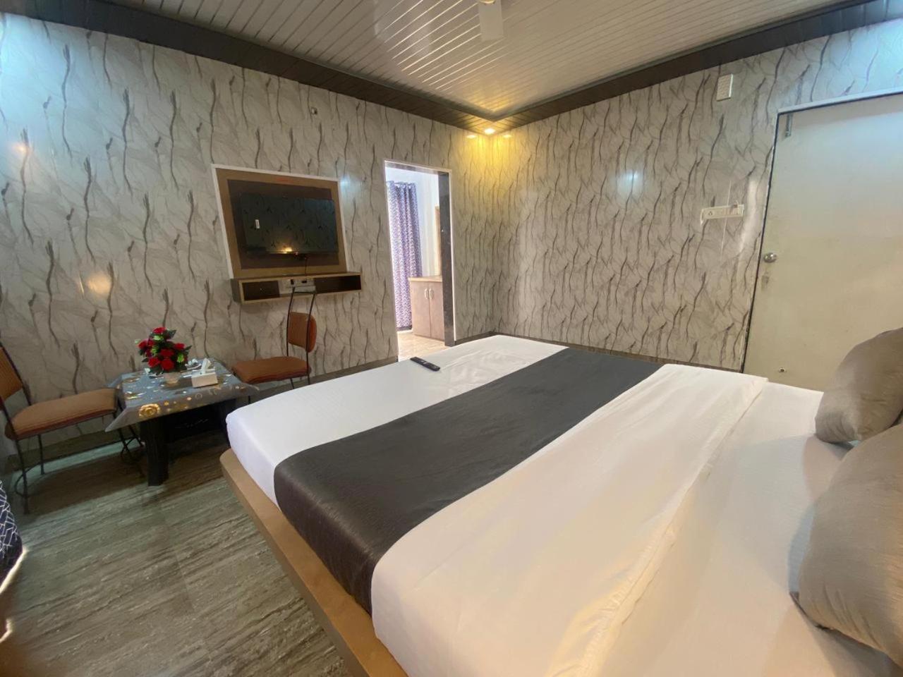 Hotel Golden Galaxy And Restaurant 马哈巴莱斯赫瓦尔 外观 照片